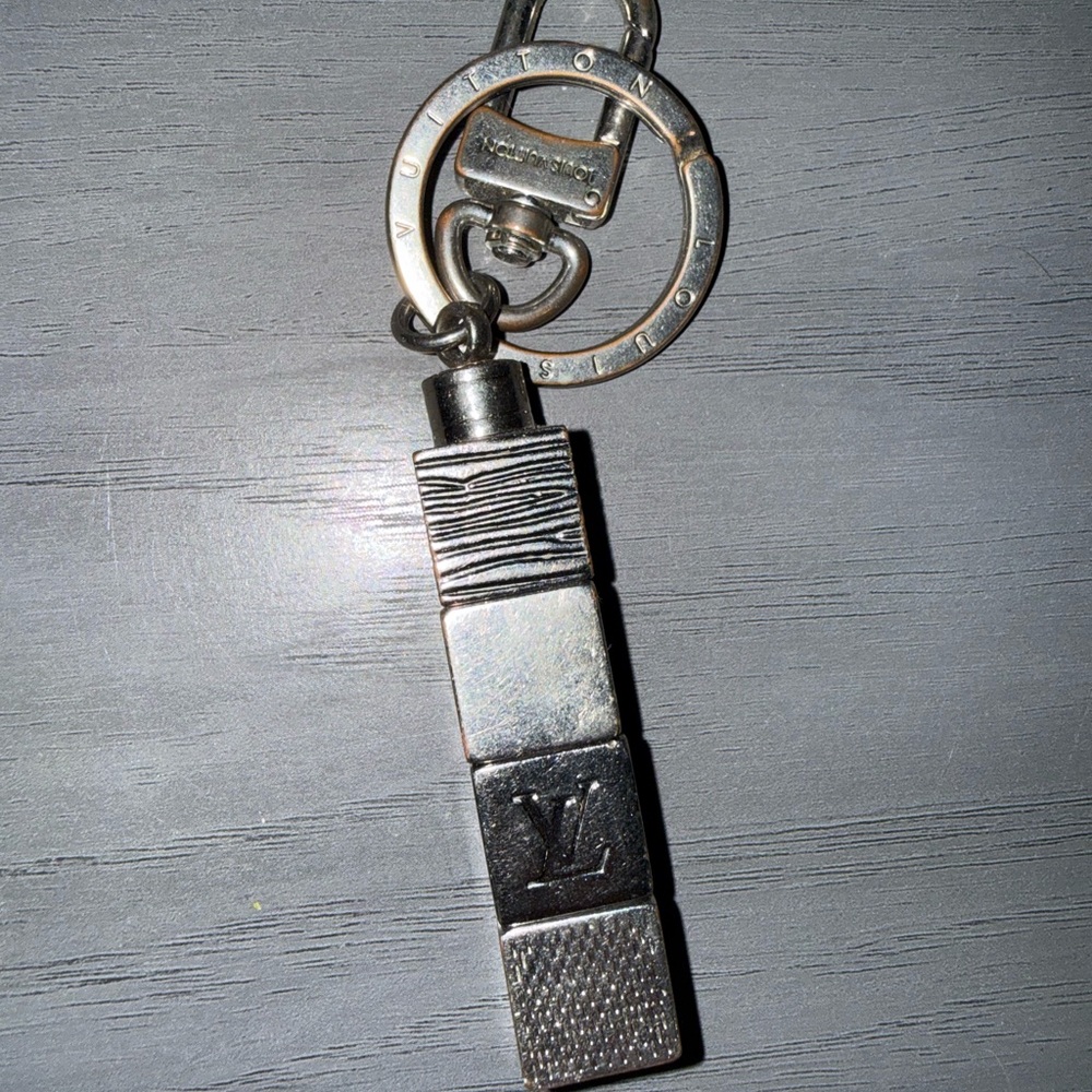 Louis Vuitton Damier Silver Key charm / Bag Charm - Picture 3 of 5